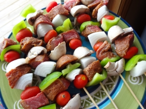 > Delicious home cooked kebabs can be one of the most delicious simple dishes you can prepare for your family, freinds or yourself. The recipe listed here will give you enough for four