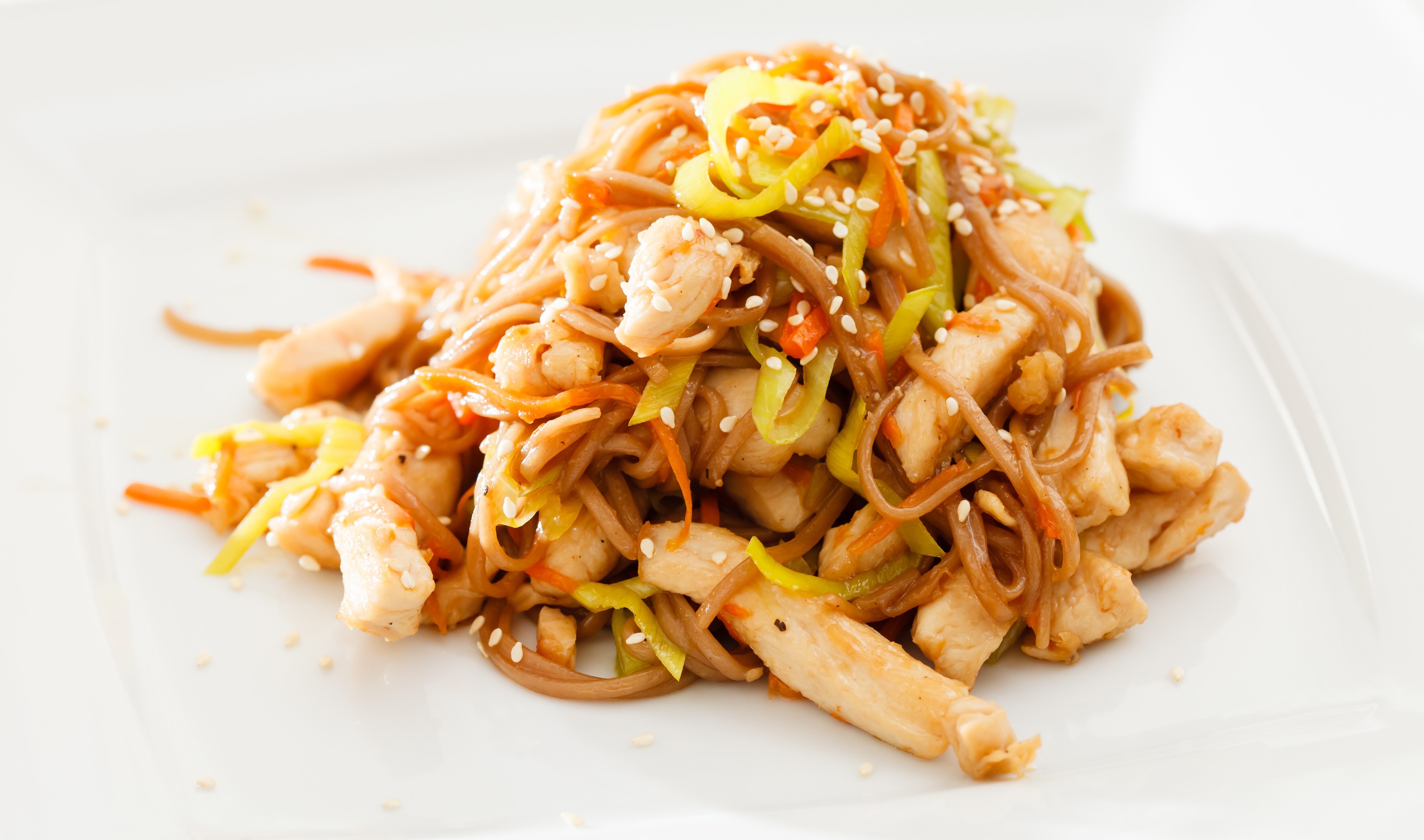 chicken chow mein,noodle with chicken